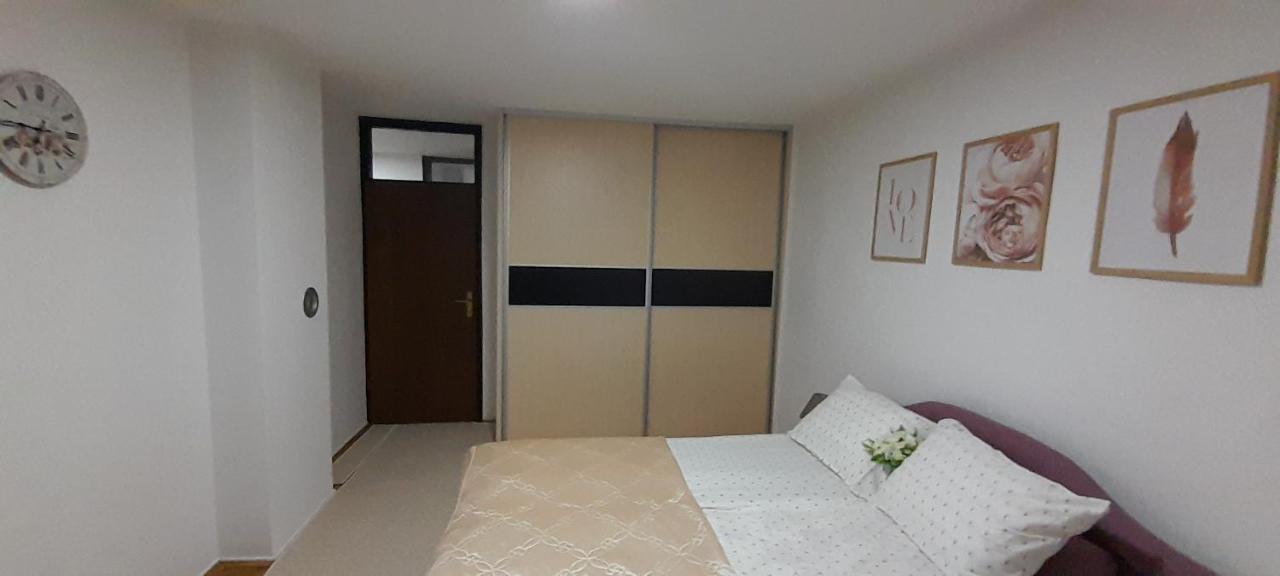 Cozy And Sunny Apartment Near The Airport Sarajevo Exterior foto
